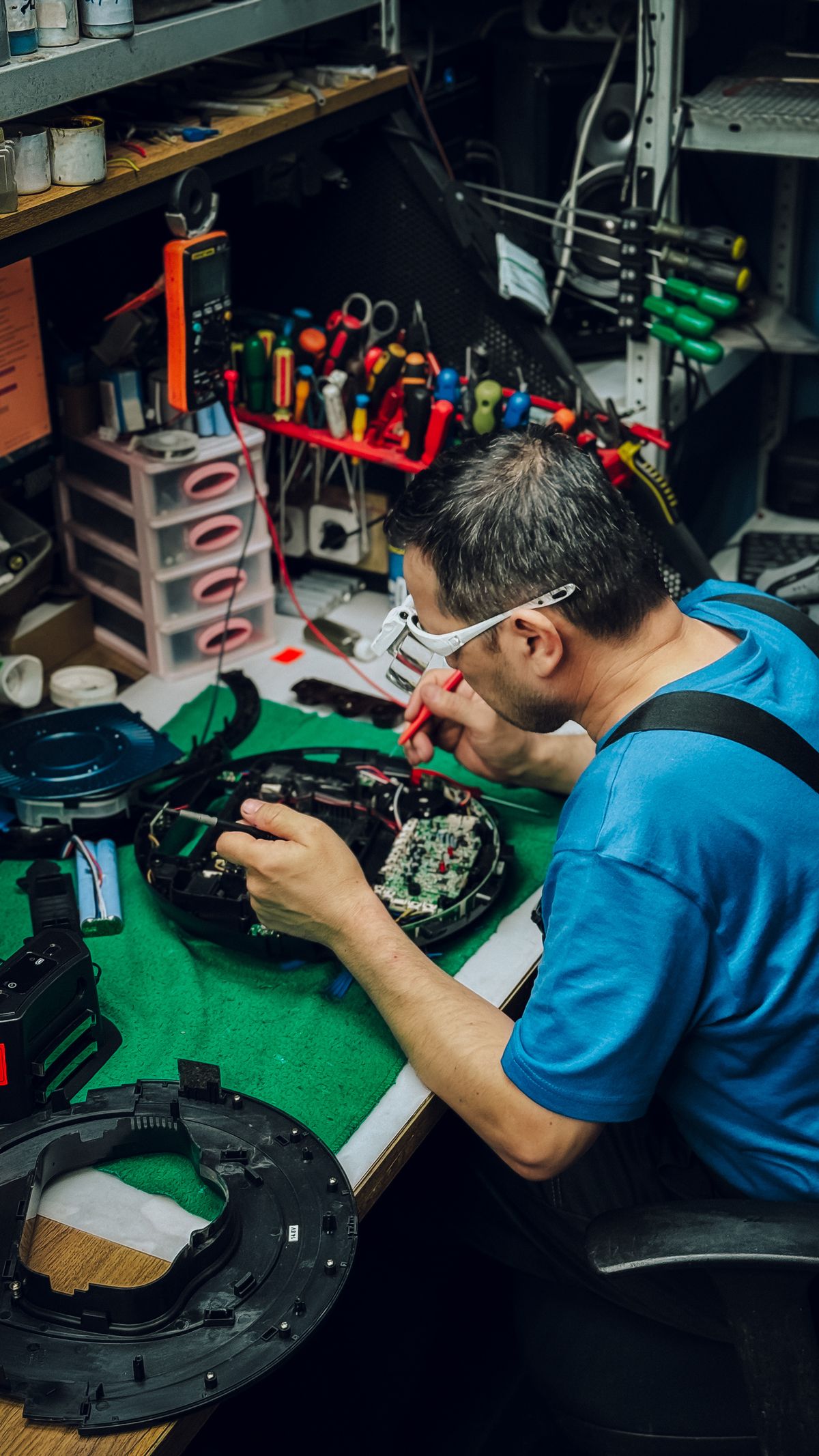 Teknisyen elektronik cihaz tamir ederken